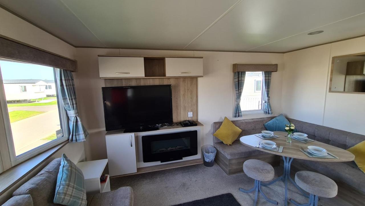 Luxury 2019 8 Berth Caravan With Hot Tub @ Tattershall Lakes Εξωτερικό φωτογραφία