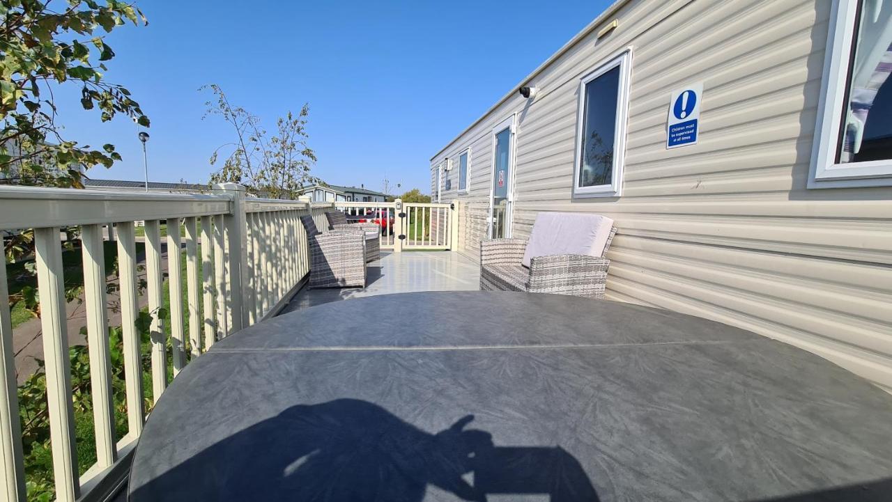 Luxury 2019 8 Berth Caravan With Hot Tub @ Tattershall Lakes Εξωτερικό φωτογραφία